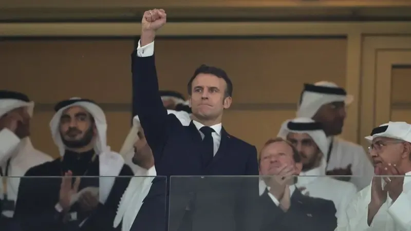 Der französische Präsident Emmanuel Macron auf der Tribüne.