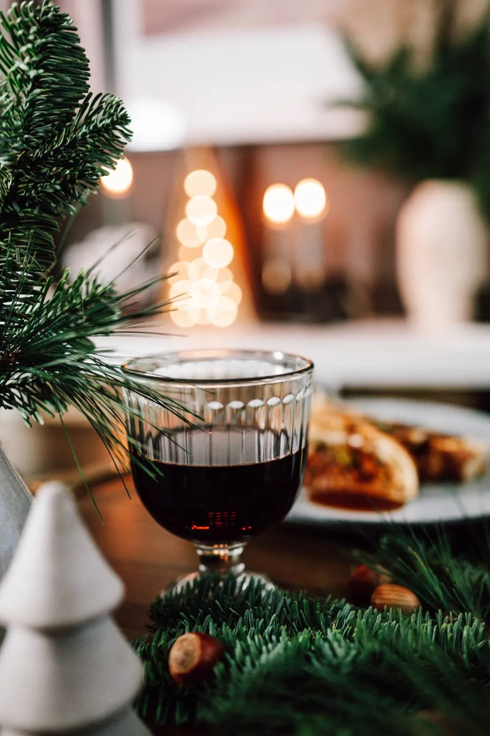 Der goldbraun gebackene Veggie Wellington, angerichtet und bereit zum Genießen