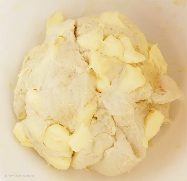 Der krümelige Teig mit kalten Butterwürfeln vor dem Vermischen