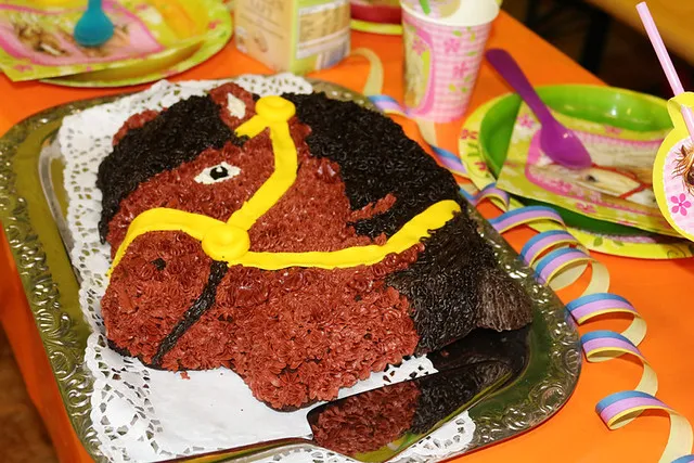 Der Pferde-Kuchen auf dem Geburtstagstisch
