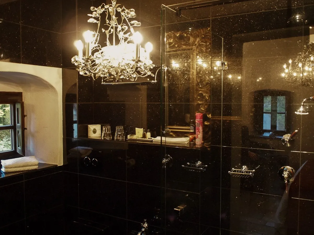 Der Schlafbereich des Zimmers mit eleganten Akzenten