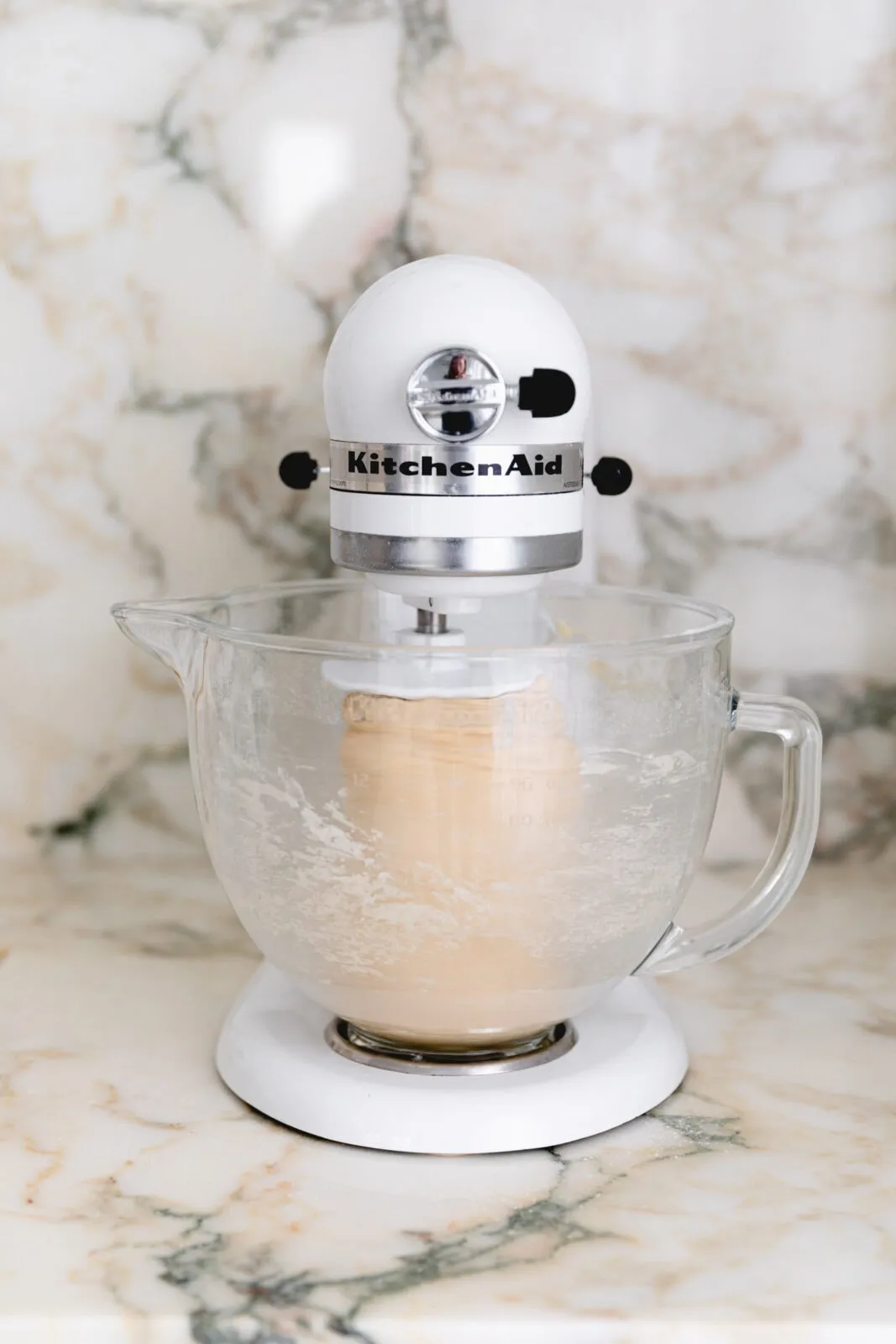 Der Teig wird in einer Küchenmaschine geknetet