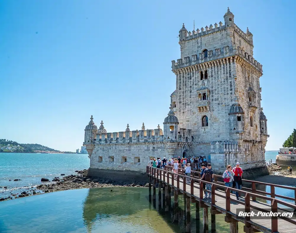 Der Torre de Belém mit langer Schlange - das Gebäude ist längst kein Lissabon Geheimtipp mehr