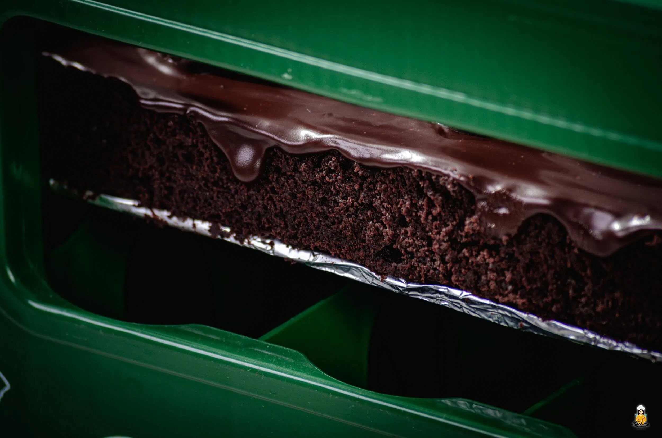 Der Zusammenbau einer Bierkasten-Torte: Kuchen wird dekoriert und die "Flaschenhälse" platziert.