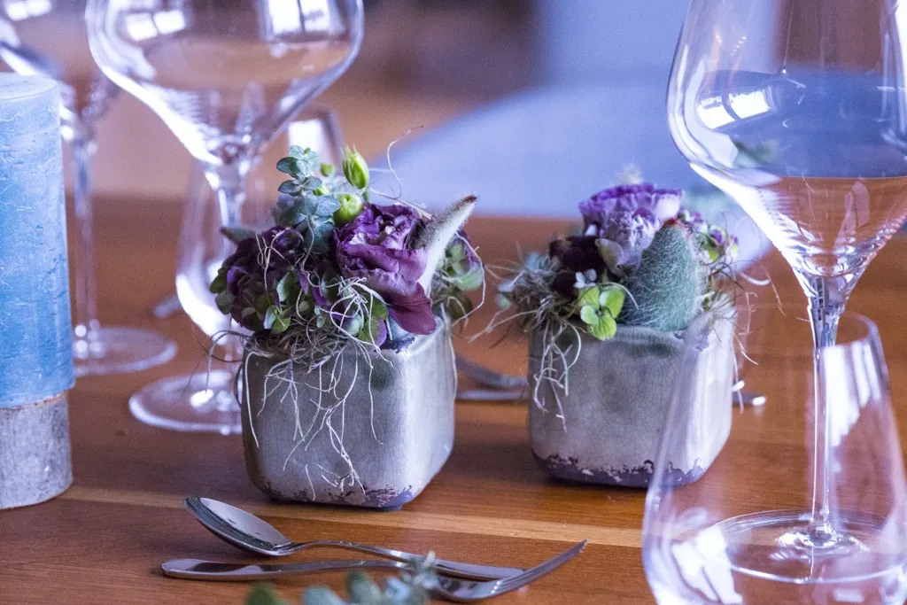 Detailansicht der Blumendekoration auf dem Tisch