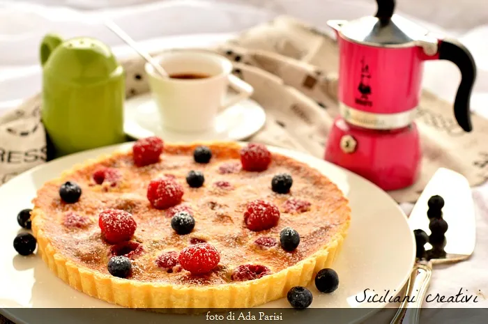 Detailaufnahme der cremigen Füllung mit Beeren