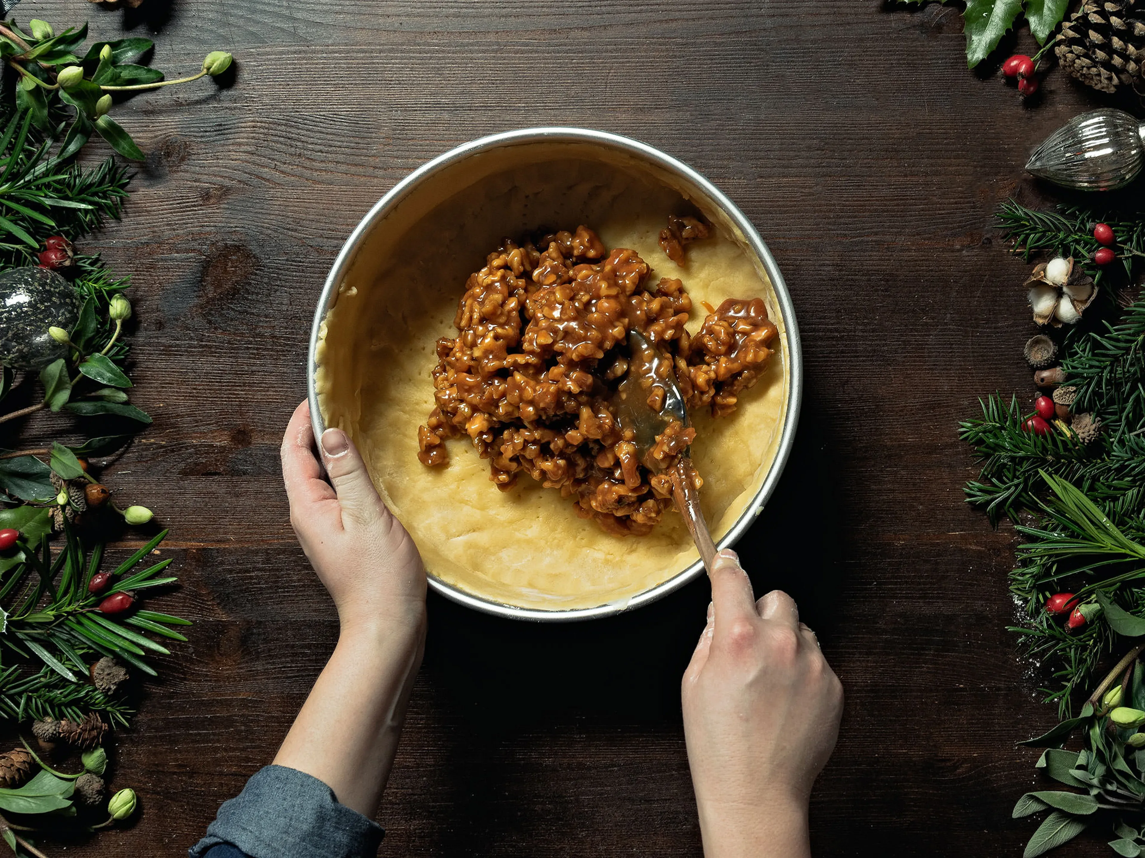 Die abgekühlte Füllung in die gekühlte, mit Teig ausgelegte Springform verteilen. Die Teigränder über die Füllung klappen und leicht mit Wasser bestreichen. Das letzte Teigstück darüberlegen und den Rand mit einer Gabel festdrücken, dann die Oberseite mehrmals einstechen, damit Dampf entweichen kann. In den vorgeheizten Ofen schieben und bei 200°C/400°F ca. 25 – 30 Minuten backen. Vor dem Anschneiden vollständig abkühlen lassen, ca. 2 Stunden. Guten Appetit!
