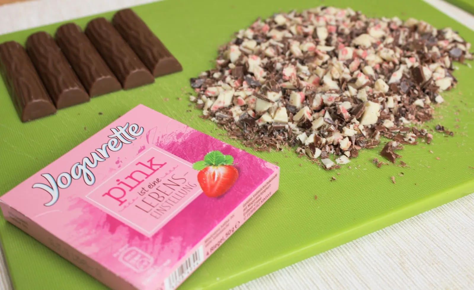 Die Yogurette Torte von oben, mit Dekor und Himbeeren