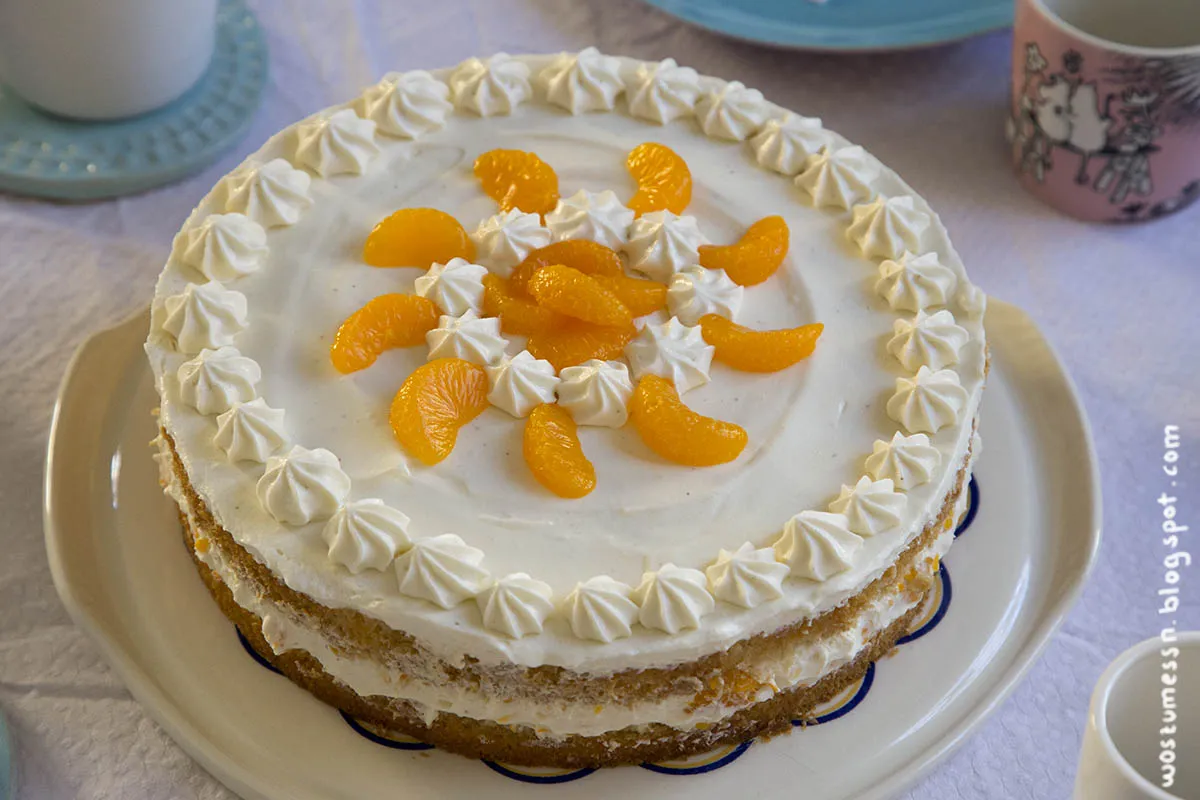 Drei Scheiben veganer Mandarinen-Käsesahne-Torte auf einem Teller