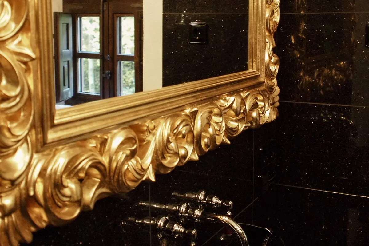 Ebenerdige Dusche mit stilvollen Steinfliesen im Badezimmer