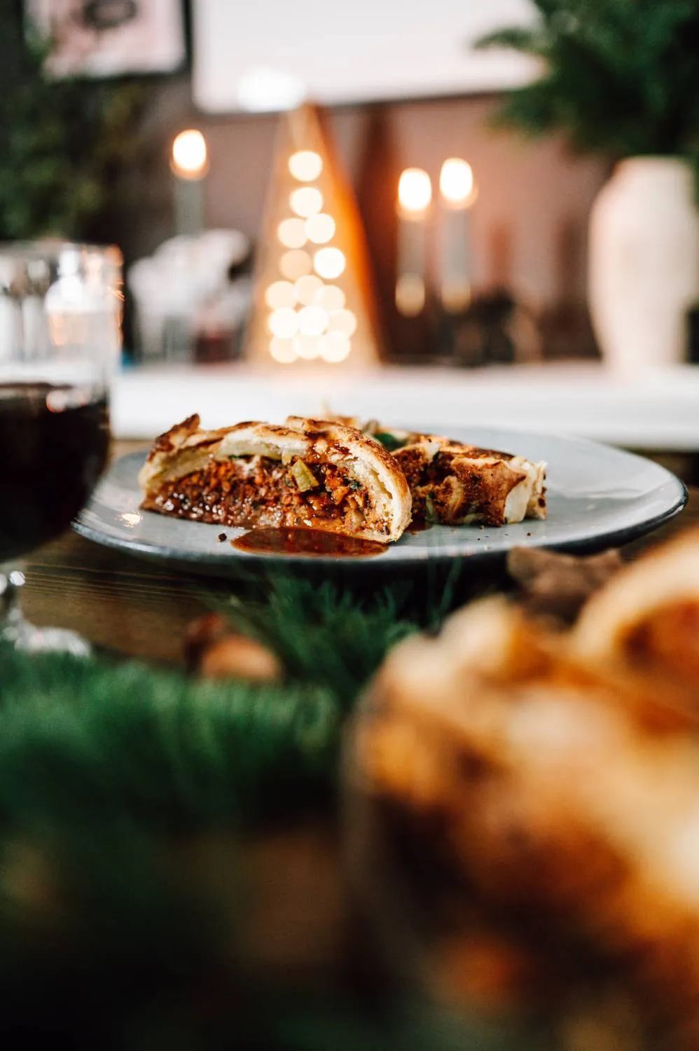 Ein appetitlicher Anschnitt des vegetarischen Weihnachtsbratens mit cremiger Füllung