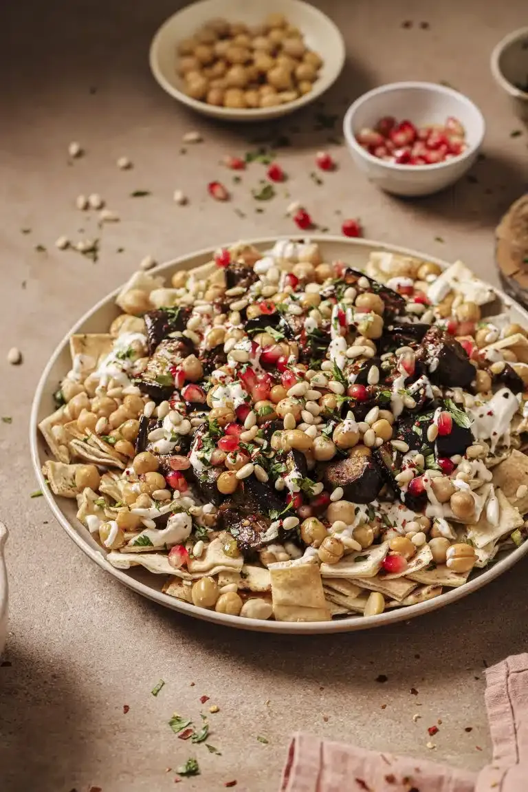 Ein appetitliches Auberginen Fatteh Gericht mit Joghurt und Nüssen