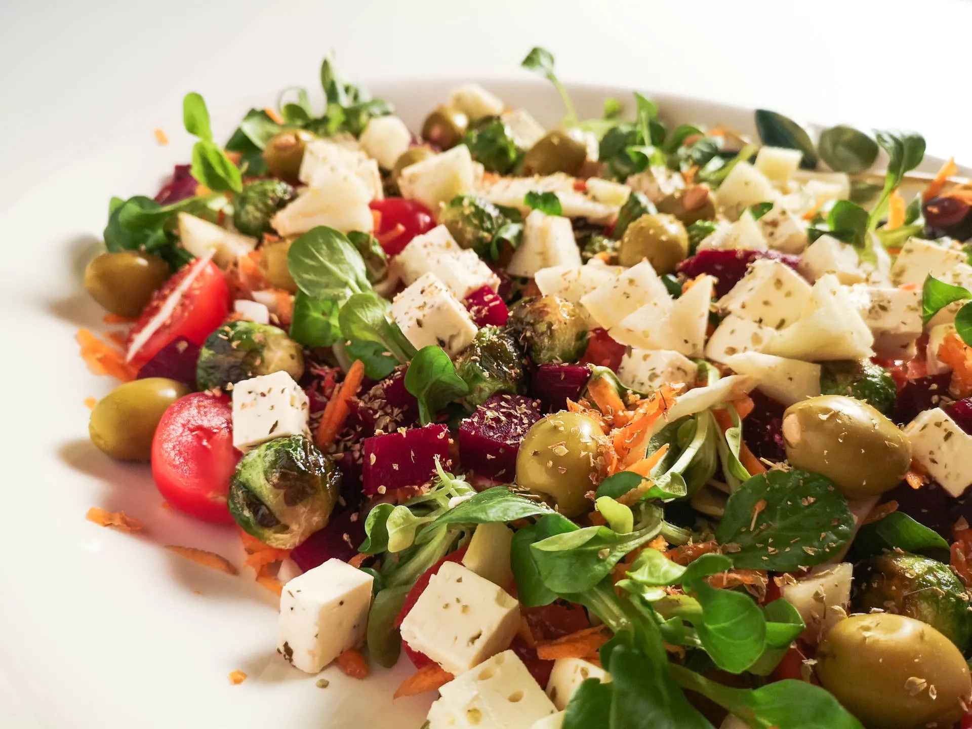 Ein bunter und frischer griechischer Wintersalat mit Feta und Oliven