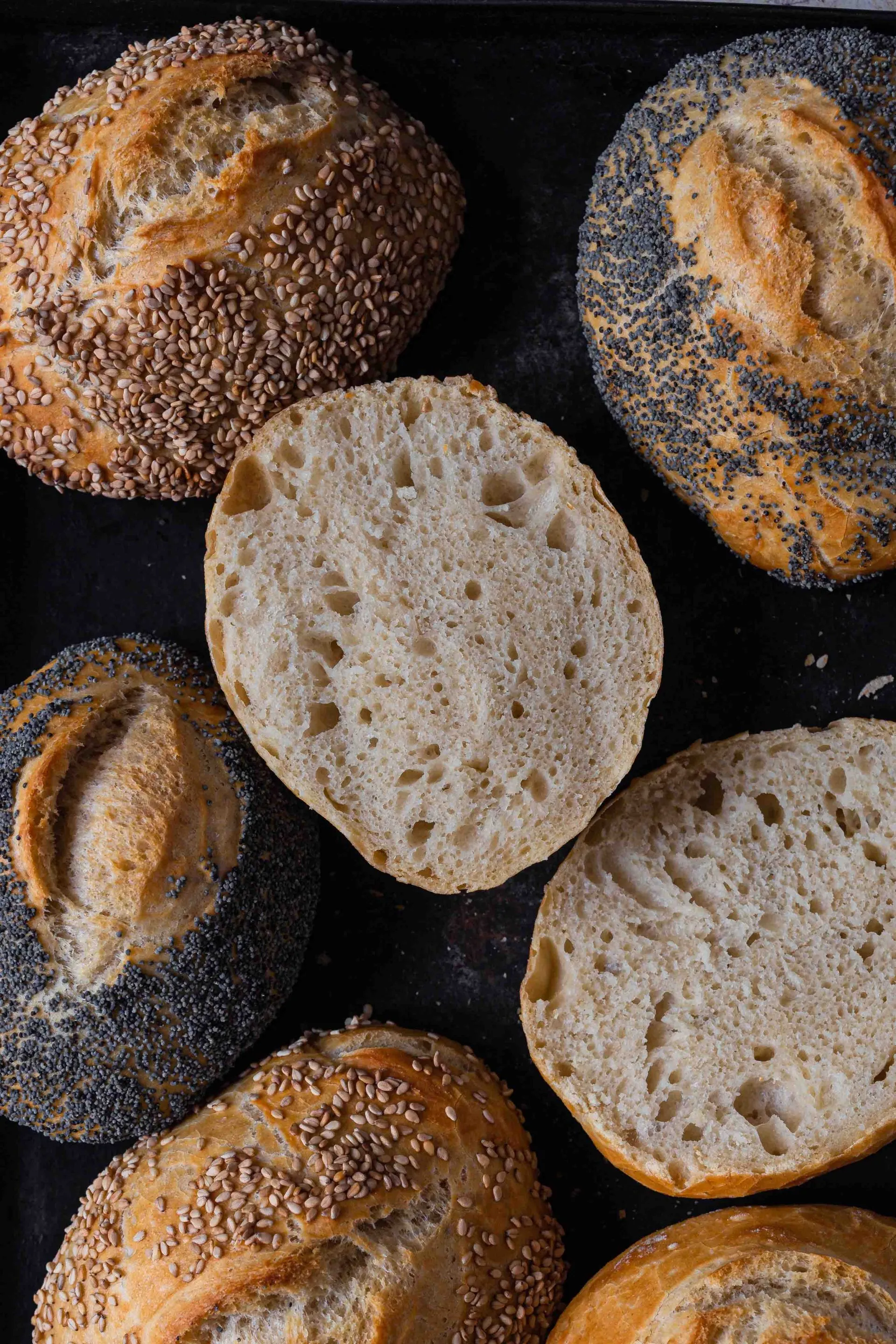 Ein Close-up von geformten Brötchenteigstücken, bereit zum Backen, bestreut mit Mehl