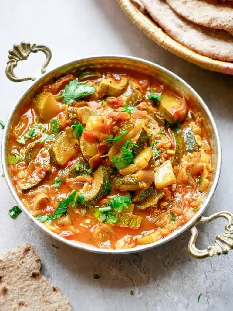 Ein farbenfrohes Zucchini-Curry in einer Schale