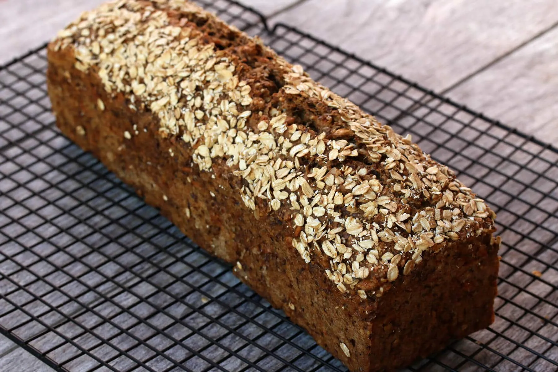 Ein fertig gebackenes Brot kühlt auf einem Gitterrost ab