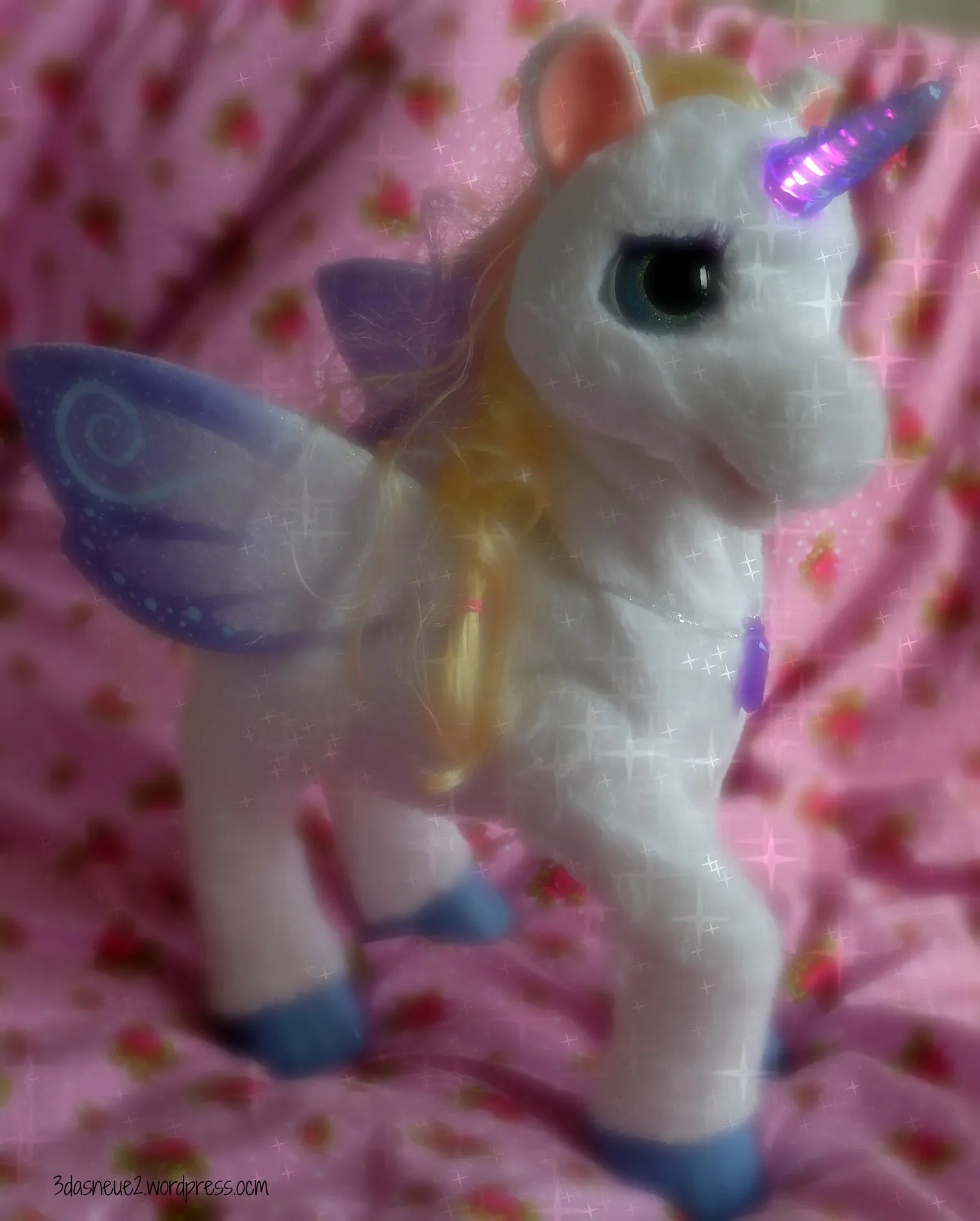 Ein flauschiges weißes Kuscheleinhorn als Geburtstagsgeschenk