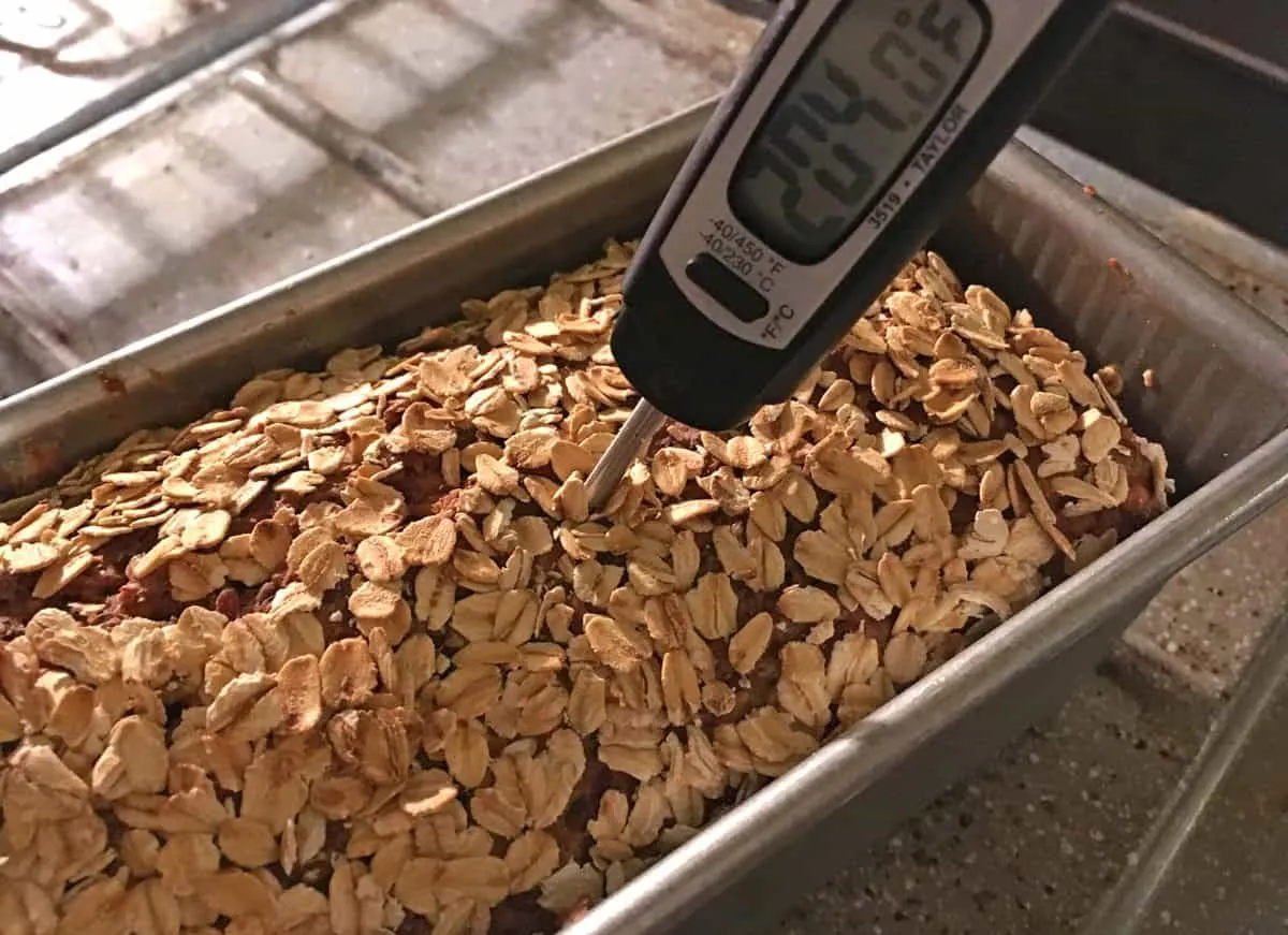 Ein frisch gebackenes Vollkornbrot in einer Backform