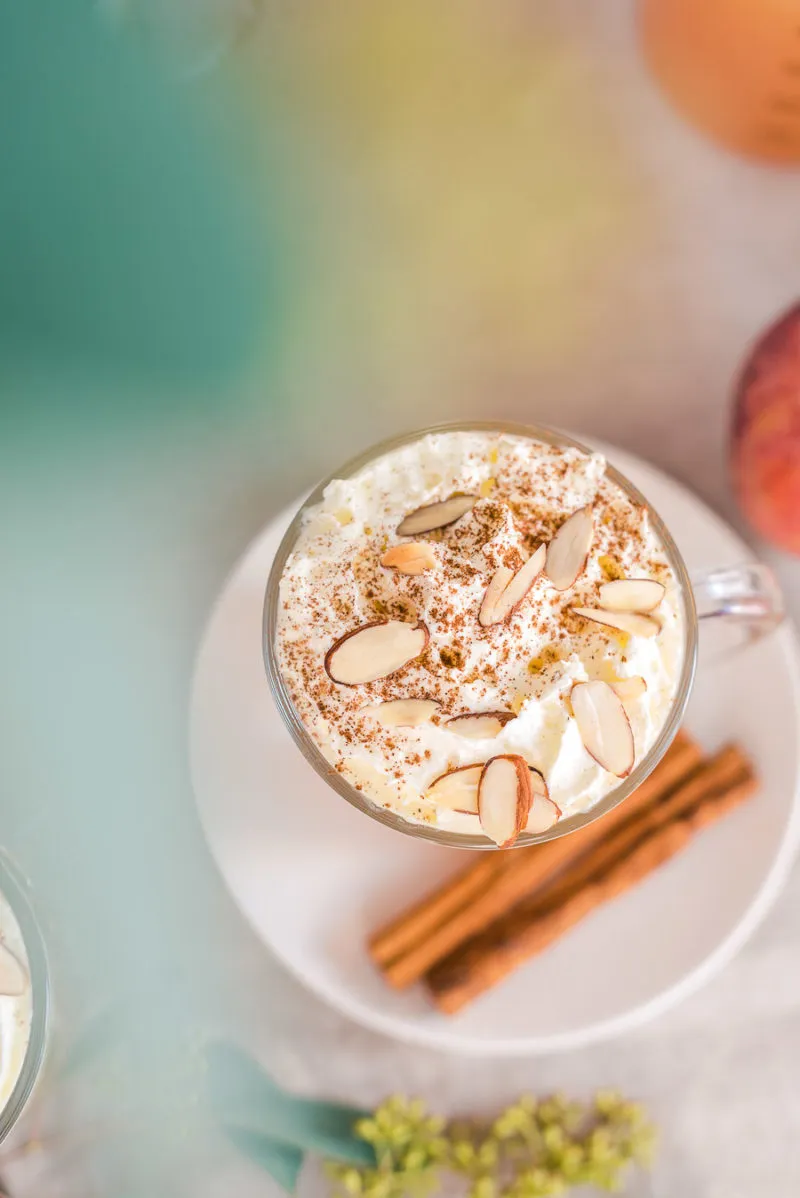 Ein frisch zubereiteter Bratapfelpunsch mit Zimtstange