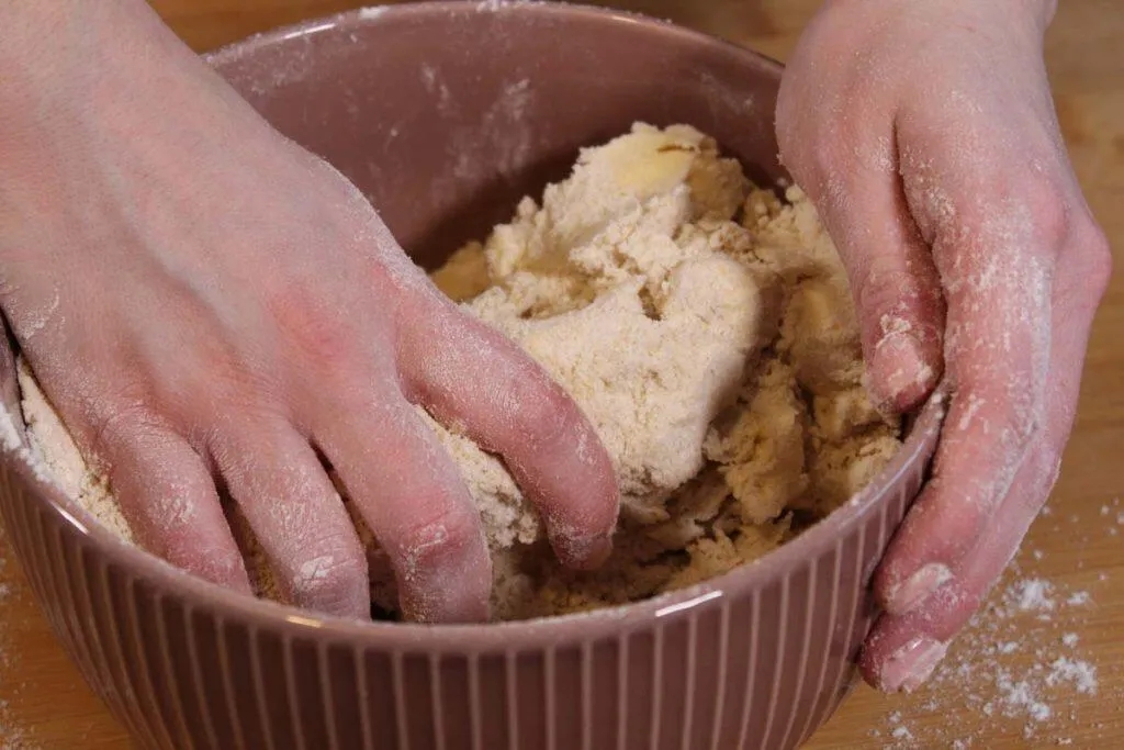 Ein frischer Brotteig ohne Hefe, bereit zum Backen
