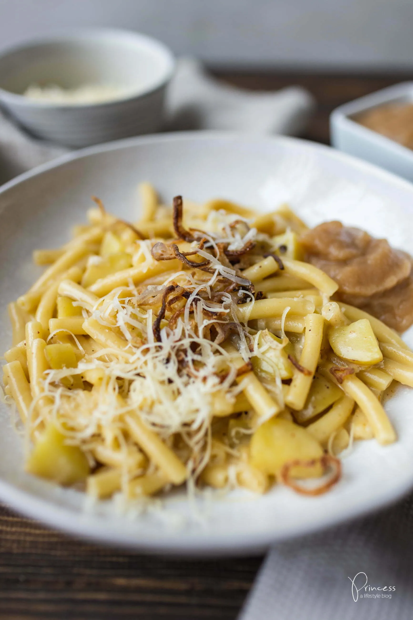 Ein gemütliches Bild von Älplermagronen in einer rustikalen Schüssel, perfekt für Comfort Food