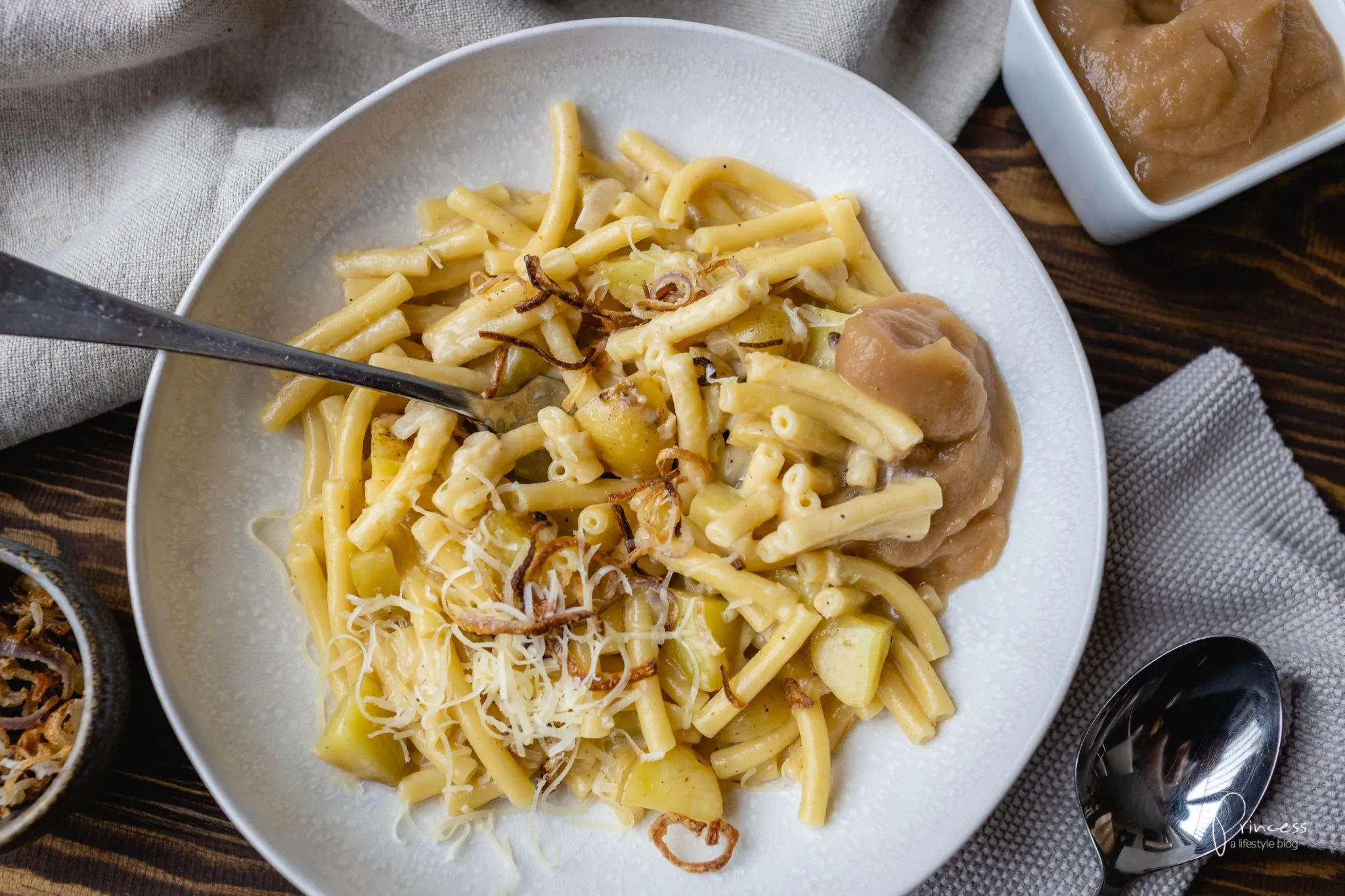 Ein grosser Topf mit frisch zubereiteten Älplermagronen, bereit zum Servieren