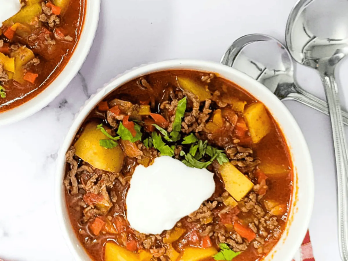 Ein herzhafter deutscher Bauerntopf mit frischen Kräutern