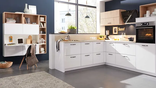 Ein Home Office Bereich, elegant in eine moderne Küche integriert