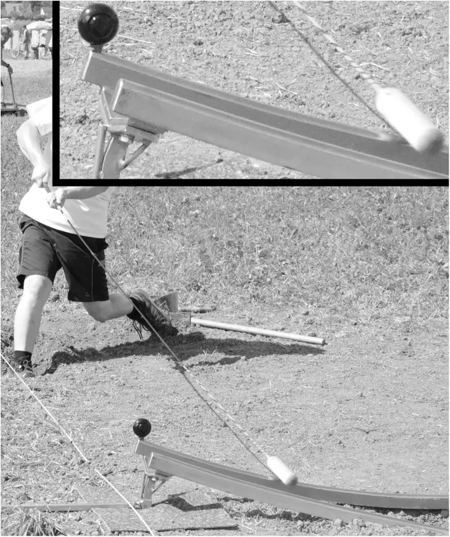 Ein Hornusser schlägt den Nouss vom Bock