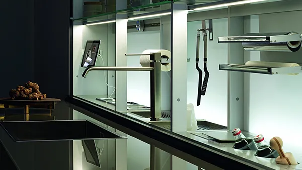 Ein innovatives Relingsystem von Valcucine für Küchenutensilien