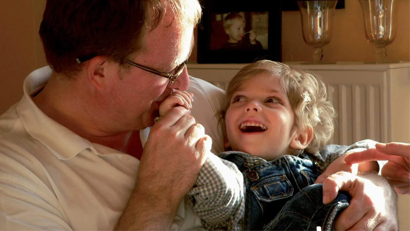 Ein Kind liegt entspannt auf einem Therapiebett im Neuen Kupferhof