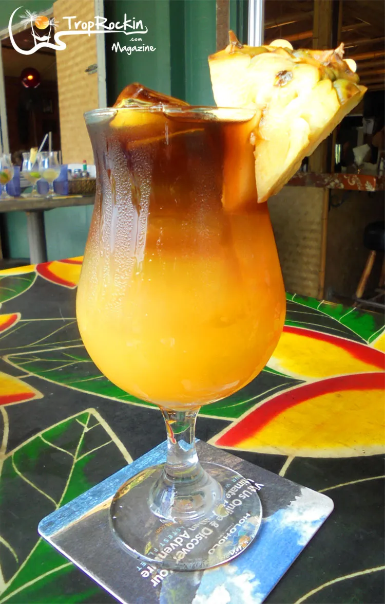 Ein kunstvoll zubereiteter Mai Tai Cocktail in einem Glas