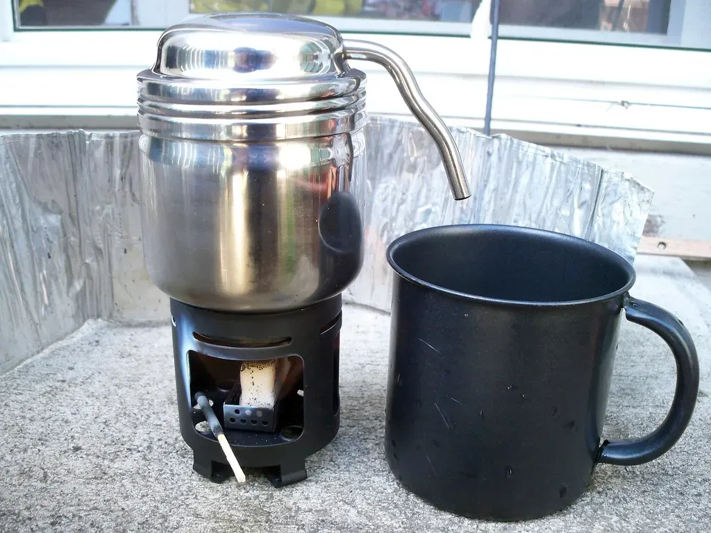 Ein Moka-Topf mit Tasse in einer Campingumgebung