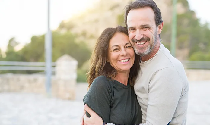 Ein Paar umarmt sich, symbolisch für die Zukunftsplanung durch eine fondsgebundene Lebensversicherung