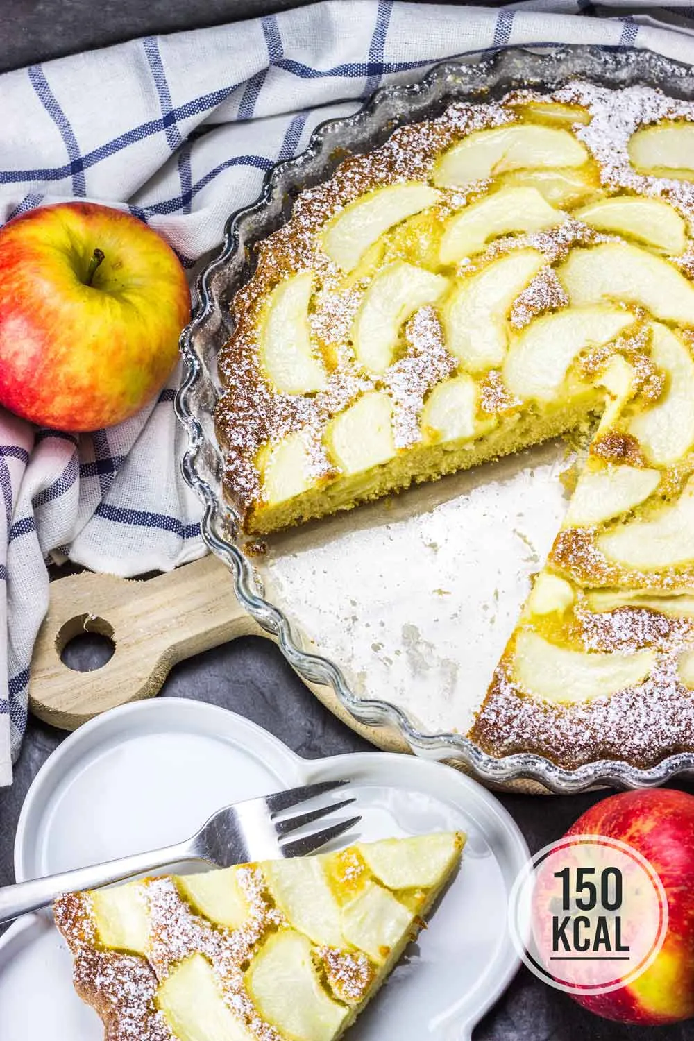 Ein saftiger, goldbrauner Apfelkuchen, reichlich belegt mit Apfelscheiben, steht auf einem Tisch.
