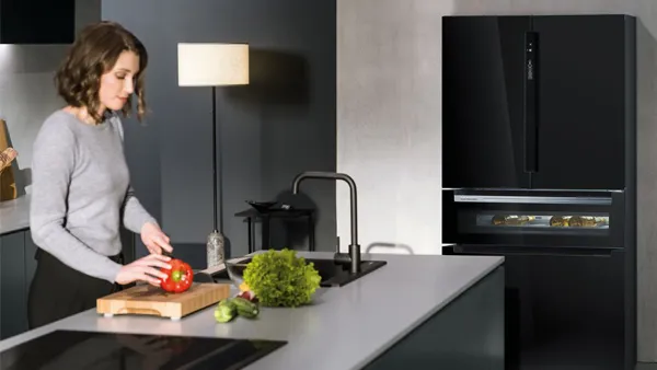 Ein Siemens XL Kühlschrank mit French Door und integriertem Getränkefach