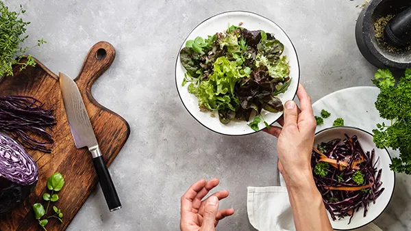 Ein smarter Indoor-Kräutergarten, der frische Kräuter in der Küche ermöglicht