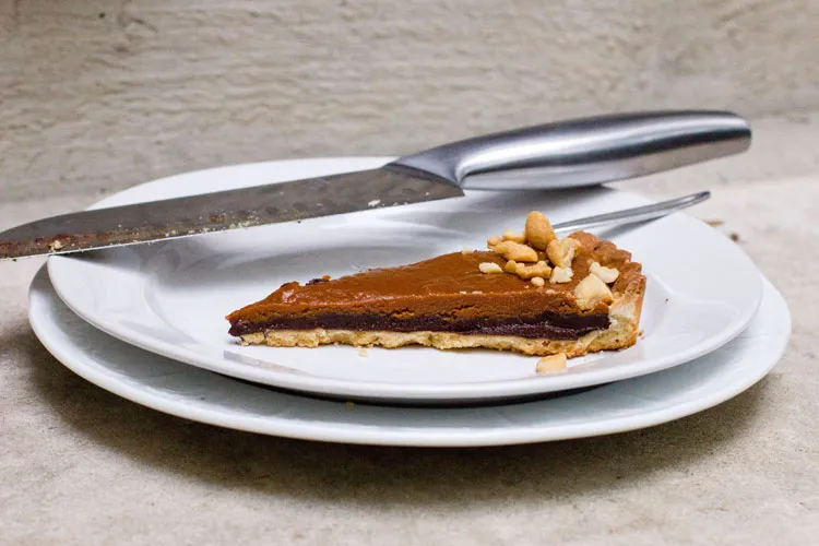 Ein Stück Cashew-Karamell-Ganache-Tarte