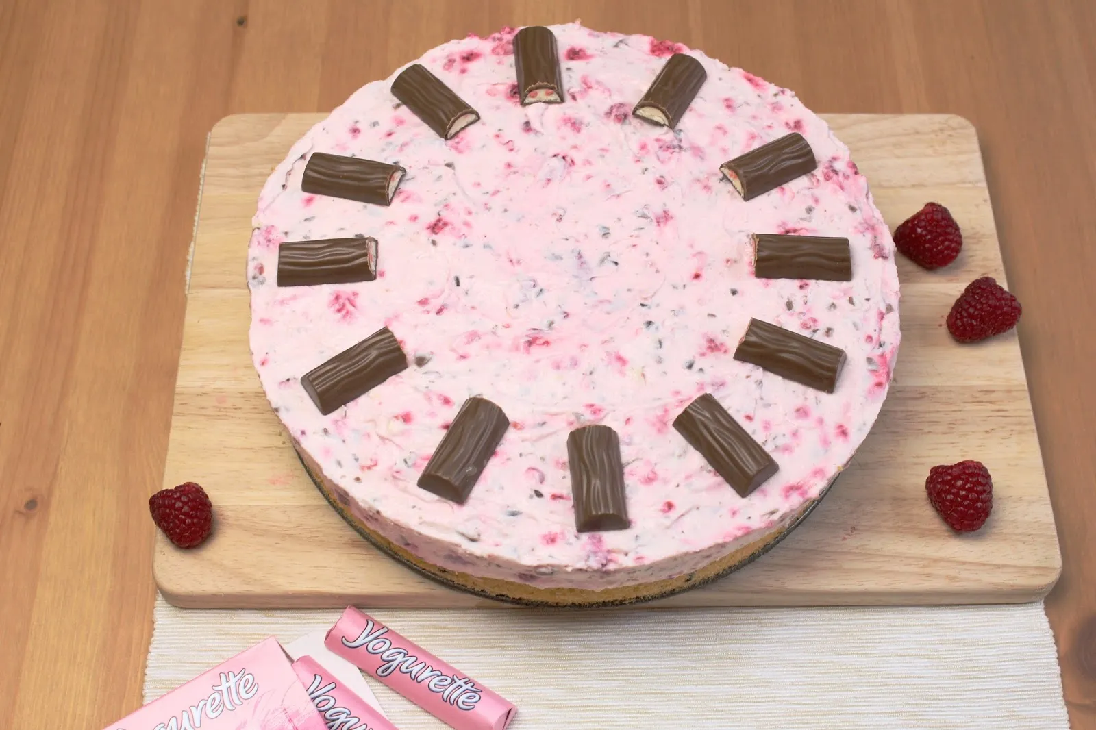 Ein Teller mit einem geschnittenen Stück Yogurette Torte