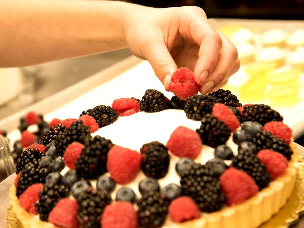 Ein wunderschön dekorierter Obstkuchen mit frischen Früchten