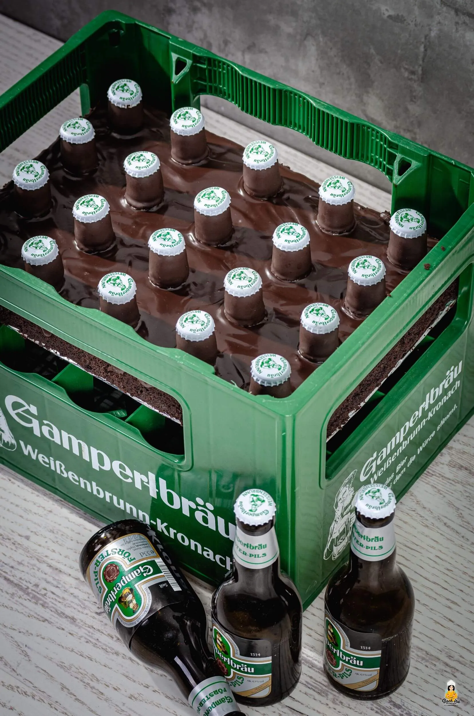 Eine aufwendig gestaltete Bierkasten-Torte, die wie eine echte Bierkiste aussieht.