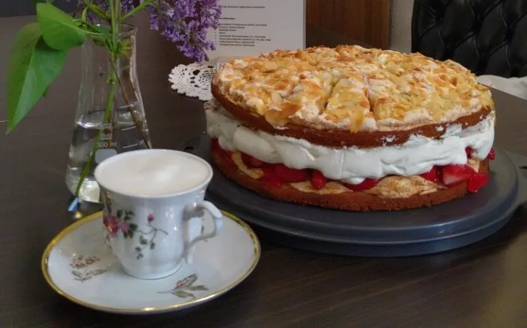 Eine Auswahl hausgemachter Torten und Kaffee im Café Kranich
