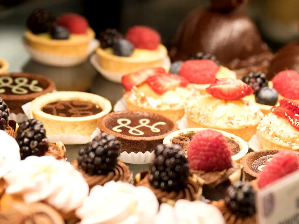 Eine Auswahl köstlicher Backwaren und Desserts in einer Bäckerei