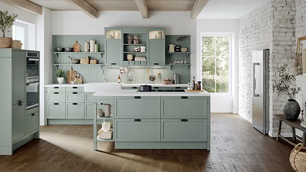 Eine charmante Landhausküche in zartem Mintgrün, die Ruhe ausstrahlt
