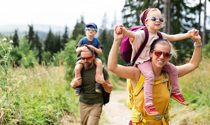 Eine Familie bei einer Wanderung, die die Sicherheit der klassischen Lebensversicherung symbolisiert