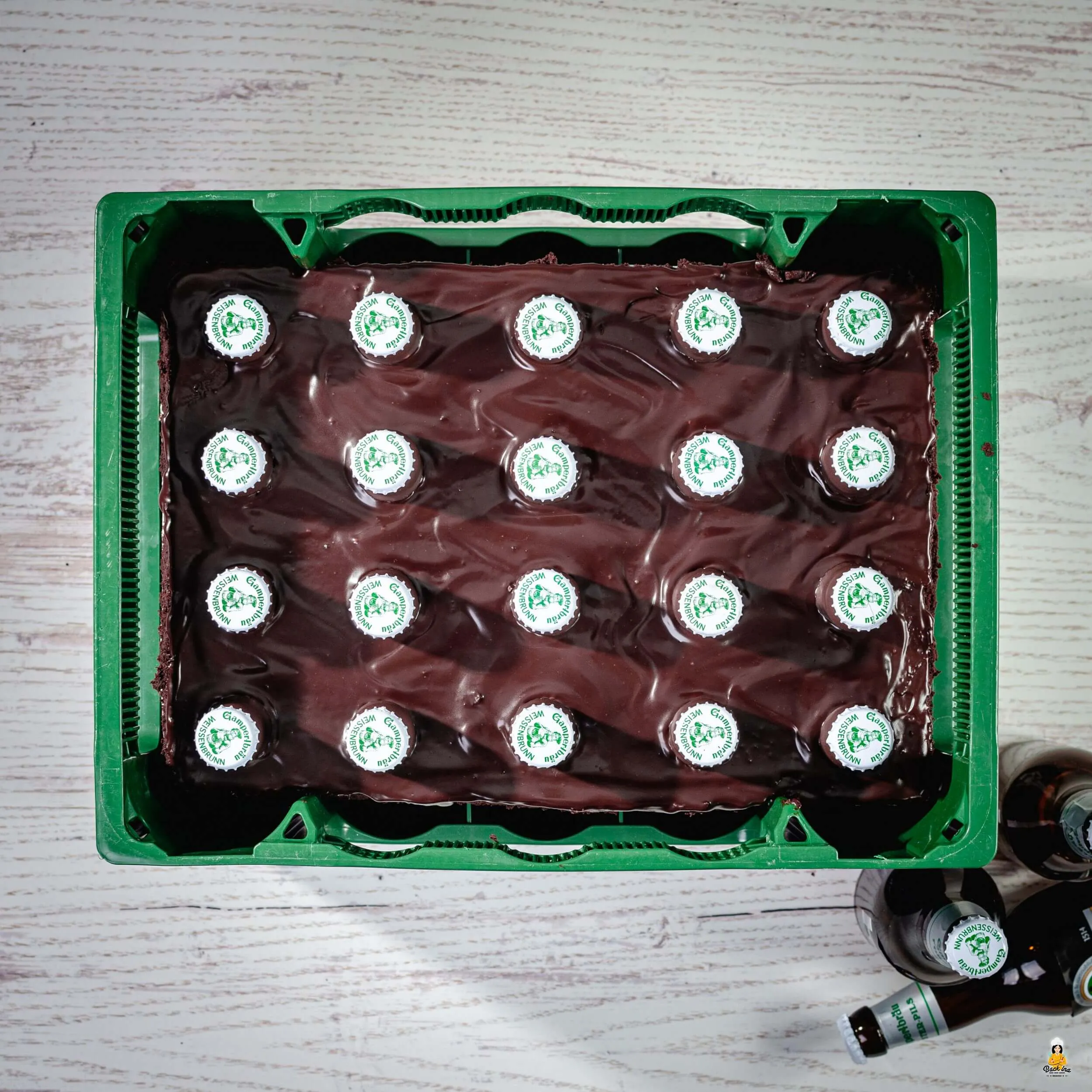 Eine fertig dekorierte Bierkasten-Torte, bereit zum Servieren auf einem Buffet.