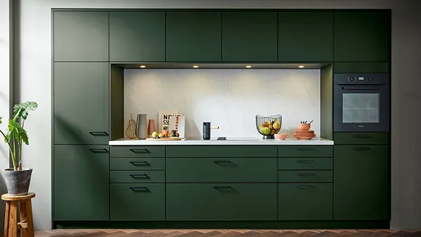 Eine grüne Küchenfront, die Natürlichkeit und Ruhe in den Raum bringt