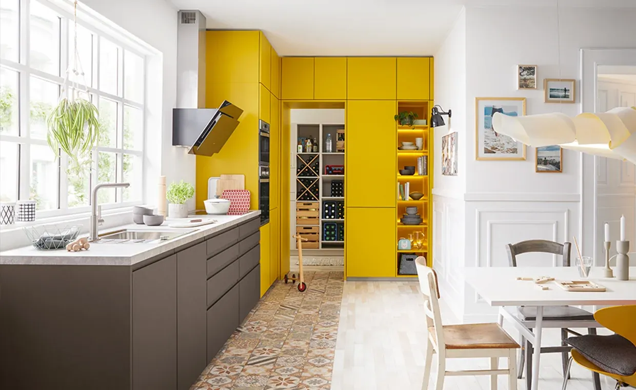 Eine helle Küche mit viel Tageslicht und offenen Arbeitsflächen, keine Hängeschränke sichtbar