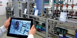 Eine intelligente Fabrik mit vernetzten Systemen und Robotern