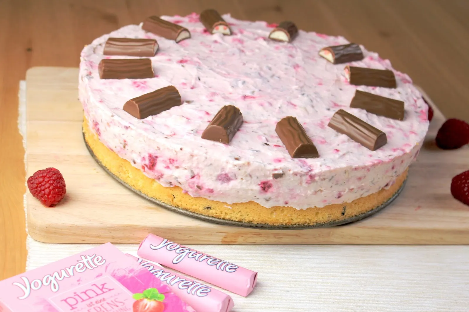 Eine köstliche Yogurette Torte mit rosa Creme und Schokostücken